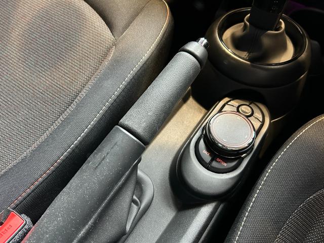 MINI クーパー バーガンディー エディション 限定車 インテリジェントS アクティブクルーズ 純正ナビ バックカメラ ユニオンジャックテール LEDヘッドライト 純正16アルミ シルバールーフ&シルバーミラーkバー 専用ディスプレイリング 後期型(31枚目)