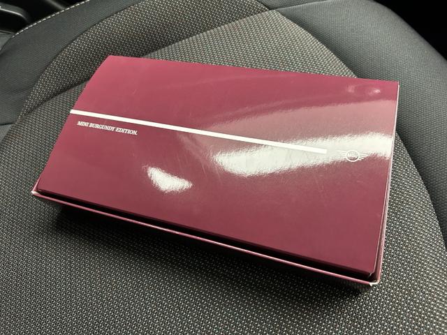 MINI クーパー バーガンディー エディション 限定車 インテリジェントS アクティブクルーズ 純正ナビ バックカメラ ユニオンジャックテール LEDヘッドライト 純正16アルミ シルバールーフ&シルバーミラーkバー 専用ディスプレイリング 後期型(36枚目)