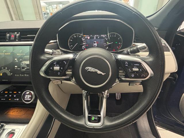 Fペイス R-ダイナミック ブラック P250 アクティブクルーズコントロール パノラミックガラスルーフ ベージュレザーシートヒーター Rダイナミックエアロ&20インチブラックアルミ ナビ3Dサラウンドカメラ 電動テールゲート LEDヘッドライト(35枚目)