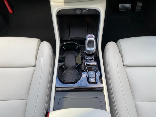 XC40 ウルトラ B4 AWD ブライトGoogleアシスタント 電動サンルーフ 前後シートヒーター付き(27枚目)