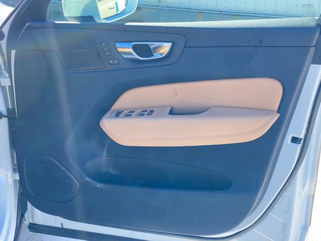 ＸＣ６０ アルティメット　Ｂ５　ＡＷＤ　Ｇｏｏｇｌｅ搭載　パノラマ・ガラスルーフ　ｈａｒｍａｎ／ｋａｒｄｏｎ　３６０度ビューカメラ　ドライブレコーダー　ヘッドアップ・ディスプレイ　本革シート　　ワイヤレス・スマートフォン・チャージ（16枚目）