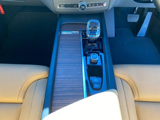 ＸＣ６０ アルティメット　Ｂ５　ＡＷＤ　Ｇｏｏｇｌｅ搭載　パノラマ・ガラスルーフ　ｈａｒｍａｎ／ｋａｒｄｏｎ　３６０度ビューカメラ　ドライブレコーダー　ヘッドアップ・ディスプレイ　本革シート　　ワイヤレス・スマートフォン・チャージ（27枚目）