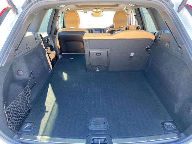 ＸＣ６０ アルティメット　Ｂ５　ＡＷＤ　Ｇｏｏｇｌｅ搭載　パノラマ・ガラスルーフ　ｈａｒｍａｎ／ｋａｒｄｏｎ　３６０度ビューカメラ　ドライブレコーダー　ヘッドアップ・ディスプレイ　本革シート　　ワイヤレス・スマートフォン・チャージ（37枚目）