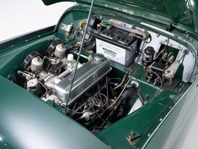 ＴＲ－３ Ａ　北米仕様　エボナイト製ステアリング　ホイールキャップ付きスチールホイール（18枚目）