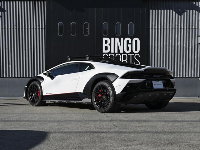 ウラカン 　世界限定１，４９９台　純正マットホワイトカラー　ｐａｃｋ２　ｐａｃｋ３　ｐａｃｋ４　６３ｌｏｇｏ　ｏｎ　ｆｒｏｎｔ　ｂｏｎｎｅｔ（4枚目）