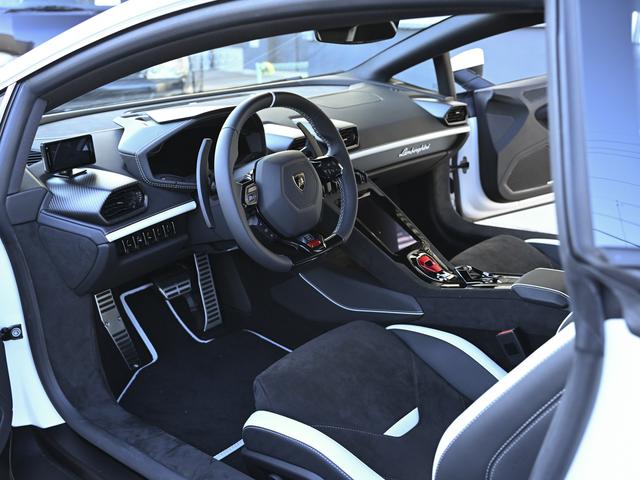 ウラカン 　世界限定１，４９９台　純正マットホワイトカラー　ｐａｃｋ２　ｐａｃｋ３　ｐａｃｋ４　６３ｌｏｇｏ　ｏｎ　ｆｒｏｎｔ　ｂｏｎｎｅｔ（5枚目）