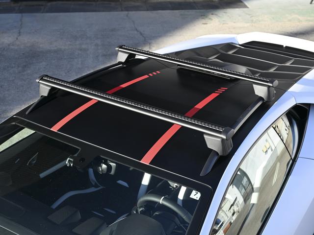 ウラカン 　世界限定１，４９９台　純正マットホワイトカラー　ｐａｃｋ２　ｐａｃｋ３　ｐａｃｋ４　６３ｌｏｇｏ　ｏｎ　ｆｒｏｎｔ　ｂｏｎｎｅｔ（6枚目）