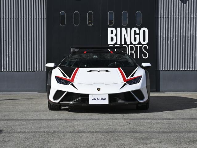 ウラカン 　世界限定１，４９９台　純正マットホワイトカラー　ｐａｃｋ２　ｐａｃｋ３　ｐａｃｋ４　６３ｌｏｇｏ　ｏｎ　ｆｒｏｎｔ　ｂｏｎｎｅｔ（7枚目）