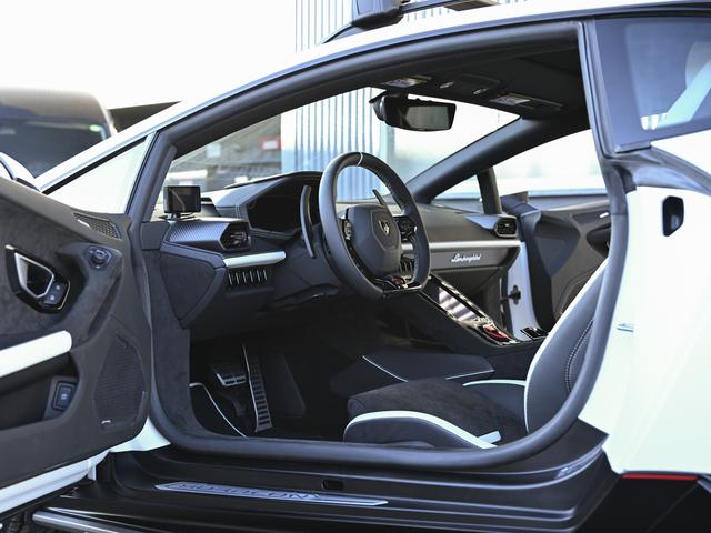 ウラカン 　世界限定１，４９９台　純正マットホワイトカラー　ｐａｃｋ２　ｐａｃｋ３　ｐａｃｋ４　６３ｌｏｇｏ　ｏｎ　ｆｒｏｎｔ　ｂｏｎｎｅｔ（11枚目）