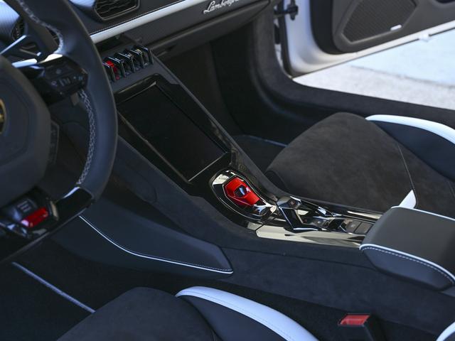 ウラカン 　世界限定１，４９９台　純正マットホワイトカラー　ｐａｃｋ２　ｐａｃｋ３　ｐａｃｋ４　６３ｌｏｇｏ　ｏｎ　ｆｒｏｎｔ　ｂｏｎｎｅｔ（13枚目）