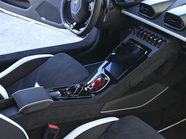 ウラカン 　世界限定１，４９９台　純正マットホワイトカラー　ｐａｃｋ２　ｐａｃｋ３　ｐａｃｋ４　６３ｌｏｇｏ　ｏｎ　ｆｒｏｎｔ　ｂｏｎｎｅｔ（14枚目）