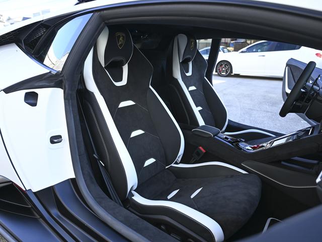 ウラカン 　世界限定１，４９９台　純正マットホワイトカラー　ｐａｃｋ２　ｐａｃｋ３　ｐａｃｋ４　６３ｌｏｇｏ　ｏｎ　ｆｒｏｎｔ　ｂｏｎｎｅｔ（15枚目）