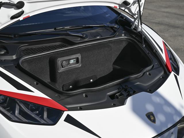 ウラカン 　世界限定１，４９９台　純正マットホワイトカラー　ｐａｃｋ２　ｐａｃｋ３　ｐａｃｋ４　６３ｌｏｇｏ　ｏｎ　ｆｒｏｎｔ　ｂｏｎｎｅｔ（17枚目）