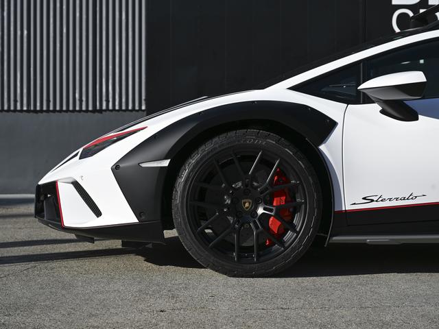 ウラカン 　世界限定１，４９９台　純正マットホワイトカラー　ｐａｃｋ２　ｐａｃｋ３　ｐａｃｋ４　６３ｌｏｇｏ　ｏｎ　ｆｒｏｎｔ　ｂｏｎｎｅｔ（21枚目）