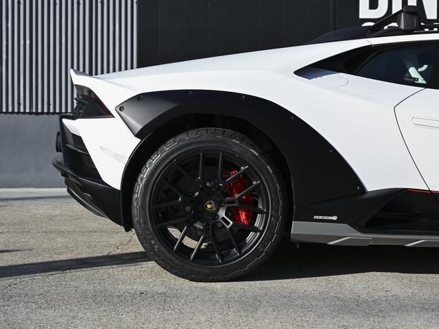 ウラカン 　世界限定１，４９９台　純正マットホワイトカラー　ｐａｃｋ２　ｐａｃｋ３　ｐａｃｋ４　６３ｌｏｇｏ　ｏｎ　ｆｒｏｎｔ　ｂｏｎｎｅｔ（22枚目）