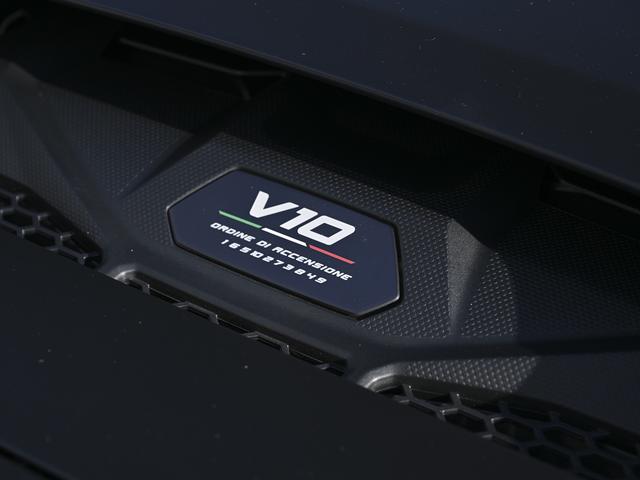 ウラカン 　世界限定１，４９９台　純正マットホワイトカラー　ｐａｃｋ２　ｐａｃｋ３　ｐａｃｋ４　６３ｌｏｇｏ　ｏｎ　ｆｒｏｎｔ　ｂｏｎｎｅｔ（24枚目）