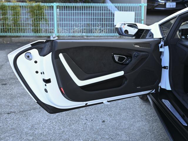 ウラカン 　世界限定１，４９９台　純正マットホワイトカラー　ｐａｃｋ２　ｐａｃｋ３　ｐａｃｋ４　６３ｌｏｇｏ　ｏｎ　ｆｒｏｎｔ　ｂｏｎｎｅｔ（25枚目）