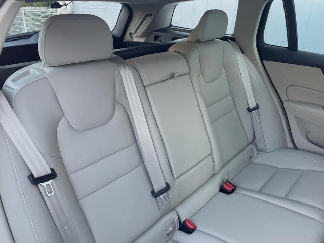 Ｖ６０ プラス　Ｂ４　認定中古車　本革シート　インテリセーフ　衝突被害軽減ブレーキ　パイロットアシスト　レーダークルーズ　純正９インチナビ　シートヒーター　ハンドルヒーター　パワーシート　フロントカメラ（12枚目）