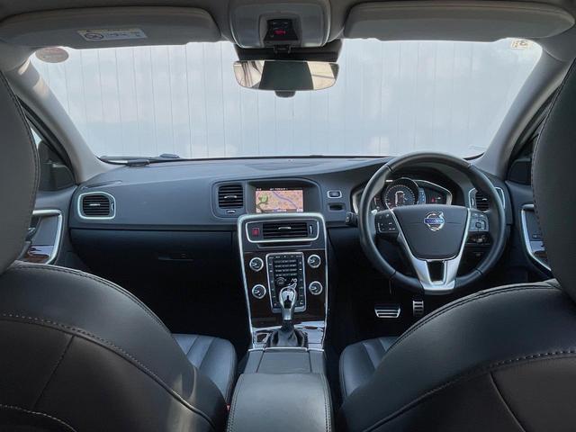 Ｖ６０ Ｄ４　クラシック　本革シート　インテリセーフ　衝突被害軽減ブレーキ　パイロットアシスト　純正ナビ　シートヒーター　バックカメラ　Ｂｌｕｅｔｏｏｔｈ　ＬＥＤヘッドライト　ブラインドスポットインフォメーション（2枚目）