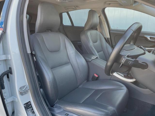 Ｖ６０ Ｄ４　クラシック　本革シート　インテリセーフ　衝突被害軽減ブレーキ　パイロットアシスト　純正ナビ　シートヒーター　バックカメラ　Ｂｌｕｅｔｏｏｔｈ　ＬＥＤヘッドライト　ブラインドスポットインフォメーション（9枚目）