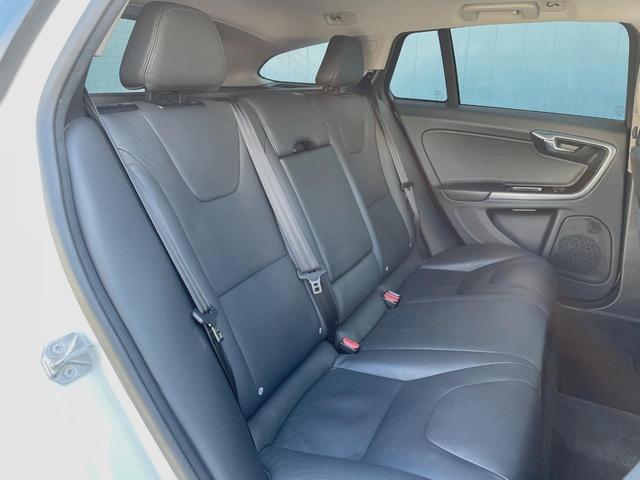 Ｖ６０ Ｄ４　クラシック　本革シート　インテリセーフ　衝突被害軽減ブレーキ　パイロットアシスト　純正ナビ　シートヒーター　バックカメラ　Ｂｌｕｅｔｏｏｔｈ　ＬＥＤヘッドライト　ブラインドスポットインフォメーション（10枚目）
