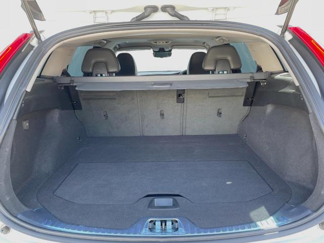 Ｖ６０ Ｄ４　クラシック　本革シート　インテリセーフ　衝突被害軽減ブレーキ　パイロットアシスト　純正ナビ　シートヒーター　バックカメラ　Ｂｌｕｅｔｏｏｔｈ　ＬＥＤヘッドライト　ブラインドスポットインフォメーション（14枚目）