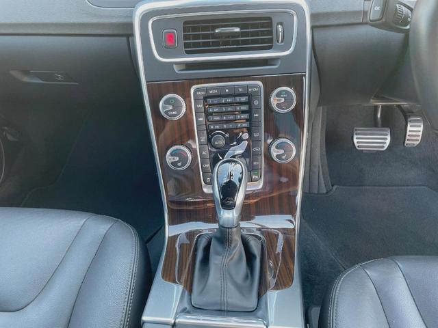 Ｖ６０ Ｄ４　クラシック　本革シート　インテリセーフ　衝突被害軽減ブレーキ　パイロットアシスト　純正ナビ　シートヒーター　バックカメラ　Ｂｌｕｅｔｏｏｔｈ　ＬＥＤヘッドライト　ブラインドスポットインフォメーション（15枚目）