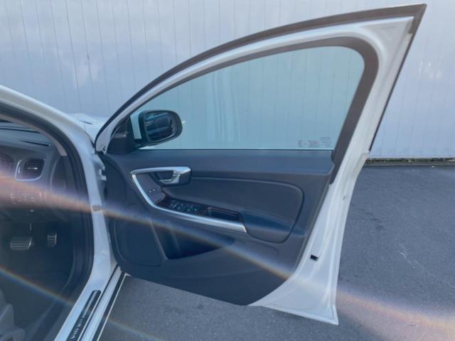 Ｖ６０ Ｄ４　クラシック　本革シート　インテリセーフ　衝突被害軽減ブレーキ　パイロットアシスト　純正ナビ　シートヒーター　バックカメラ　Ｂｌｕｅｔｏｏｔｈ　ＬＥＤヘッドライト　ブラインドスポットインフォメーション（28枚目）