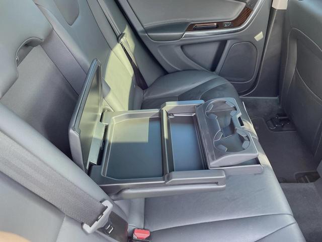 Ｖ６０ Ｄ４　クラシック　本革シート　インテリセーフ　衝突被害軽減ブレーキ　パイロットアシスト　純正ナビ　シートヒーター　バックカメラ　Ｂｌｕｅｔｏｏｔｈ　ＬＥＤヘッドライト　ブラインドスポットインフォメーション（31枚目）
