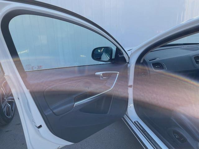 Ｖ６０ Ｄ４　クラシック　本革シート　インテリセーフ　衝突被害軽減ブレーキ　パイロットアシスト　純正ナビ　シートヒーター　バックカメラ　Ｂｌｕｅｔｏｏｔｈ　ＬＥＤヘッドライト　ブラインドスポットインフォメーション（37枚目）