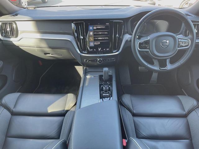 Ｖ６０ Ｂ５　Ｒデザイン　認定中古車　ナッパレザーシート　ｈａｒｍａｎ／ｋａｒｄｏｎ　インテリセーフ　３６０ビューカメラ　パイロットアシスト　レーダークルーズ　純正９インチナビ　マッサージ機能付きシート　シートヒーター（2枚目）