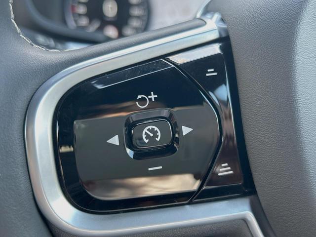 Ｖ６０ Ｂ５　Ｒデザイン　認定中古車　ナッパレザーシート　ｈａｒｍａｎ／ｋａｒｄｏｎ　インテリセーフ　３６０ビューカメラ　パイロットアシスト　レーダークルーズ　純正９インチナビ　マッサージ機能付きシート　シートヒーター（8枚目）