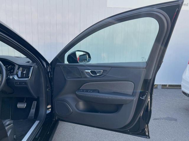 Ｖ６０ Ｂ５　Ｒデザイン　認定中古車　ナッパレザーシート　ｈａｒｍａｎ／ｋａｒｄｏｎ　インテリセーフ　３６０ビューカメラ　パイロットアシスト　レーダークルーズ　純正９インチナビ　マッサージ機能付きシート　シートヒーター（24枚目）