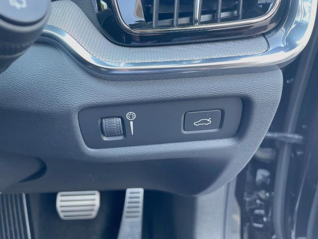 Ｖ６０ Ｂ５　Ｒデザイン　認定中古車　ナッパレザーシート　ｈａｒｍａｎ／ｋａｒｄｏｎ　インテリセーフ　３６０ビューカメラ　パイロットアシスト　レーダークルーズ　純正９インチナビ　マッサージ機能付きシート　シートヒーター（42枚目）