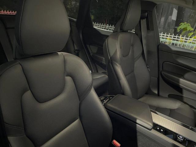 ＸＣ６０ プラス　Ｂ５　認定中古車　本革シート　インテリセーフ　衝突被害軽減ブレーキ　３６０ビューカメラ　パイロットアシスト　レーダークルーズ　マッサージ機能付きシート　シートヒーター　純正１９インチアルミ　純正ナビ（10枚目）