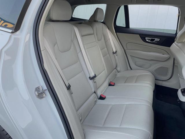 Ｖ６０ Ｔ５　インスクリプション　ナッパレザーシート　ｈａｒｍａｎ／ｋａｒｄｏｎ　インテリセーフ　衝突被害軽減ブレーキ　３６０ビューカメラ　パイロットアシスト　レーダークルーズ　純正９インチナビ　マッサージ機能付きシート（12枚目）