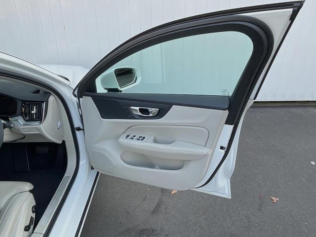 Ｖ６０ Ｔ５　インスクリプション　ナッパレザーシート　ｈａｒｍａｎ／ｋａｒｄｏｎ　インテリセーフ　衝突被害軽減ブレーキ　３６０ビューカメラ　パイロットアシスト　レーダークルーズ　純正９インチナビ　マッサージ機能付きシート（17枚目）