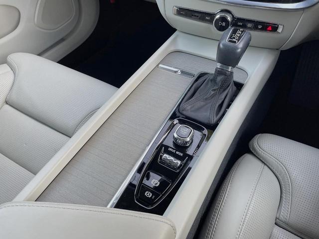 Ｖ６０ Ｔ５　インスクリプション　ナッパレザーシート　ｈａｒｍａｎ／ｋａｒｄｏｎ　インテリセーフ　衝突被害軽減ブレーキ　３６０ビューカメラ　パイロットアシスト　レーダークルーズ　純正９インチナビ　マッサージ機能付きシート（32枚目）