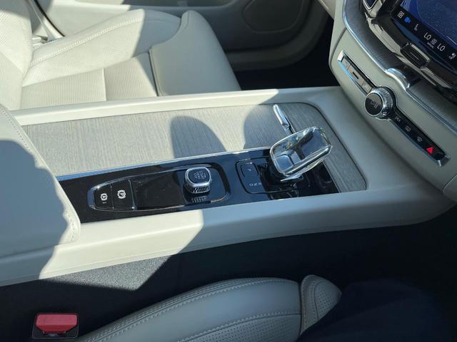 XC60 アルティメット B5 AWD パノラマガラスサンルーフ Googleモデル  革シート 360°ビューカメラ パイロットアシスト マッサージ機能付きシート シートベンチレーション パワーシート パワーバックドア(31枚目)