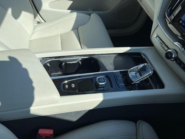 XC60 アルティメット B5 AWD パノラマガラスサンルーフ Googleモデル  革シート 360°ビューカメラ パイロットアシスト マッサージ機能付きシート シートベンチレーション パワーシート パワーバックドア(32枚目)