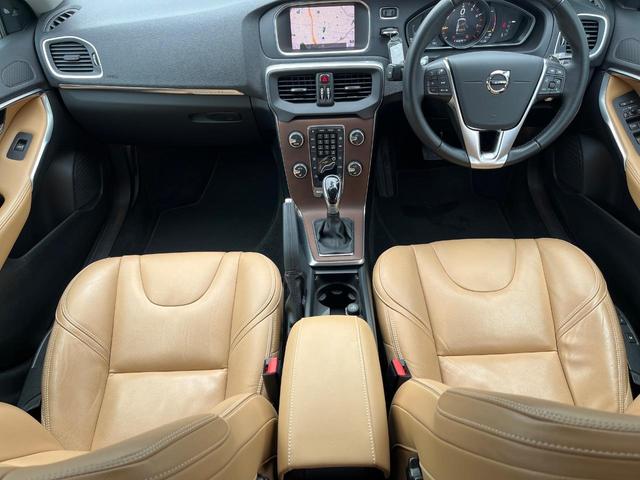 V40 クロスカントリー T5 AWD サマム 本革シート harman kardon 衝突被害軽減ブレーキ レーダークルーズ 純正ナビ シートヒーター 純正18インチアルミ バックカメラ ブラインドスポットインフォメーション Bluetooth(2枚目)