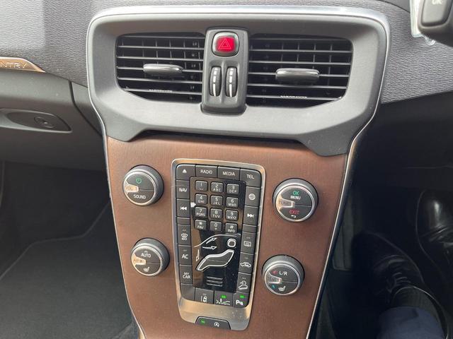 V40 クロスカントリー T5 AWD サマム 本革シート harman kardon 衝突被害軽減ブレーキ レーダークルーズ 純正ナビ シートヒーター 純正18インチアルミ バックカメラ ブラインドスポットインフォメーション Bluetooth(9枚目)