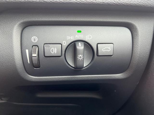 V40 クロスカントリー T5 AWD サマム 本革シート harman kardon 衝突被害軽減ブレーキ レーダークルーズ 純正ナビ シートヒーター 純正18インチアルミ バックカメラ ブラインドスポットインフォメーション Bluetooth(10枚目)