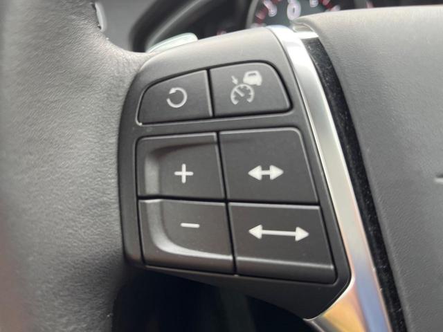 V40 クロスカントリー T5 AWD サマム 本革シート harman kardon 衝突被害軽減ブレーキ レーダークルーズ 純正ナビ シートヒーター 純正18インチアルミ バックカメラ ブラインドスポットインフォメーション Bluetooth(11枚目)