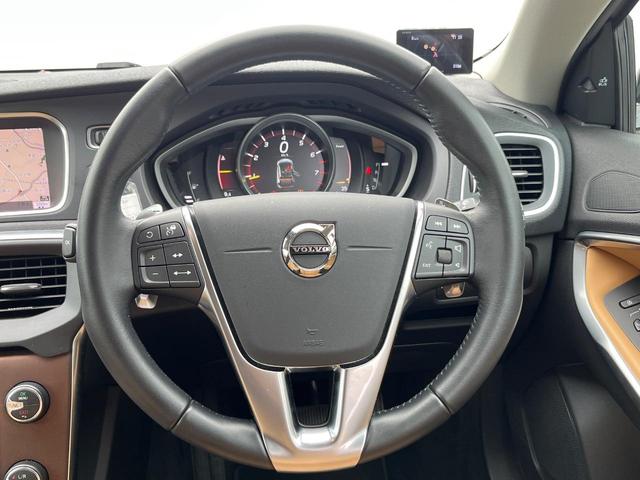 V40 クロスカントリー T5 AWD サマム 本革シート harman kardon 衝突被害軽減ブレーキ レーダークルーズ 純正ナビ シートヒーター 純正18インチアルミ バックカメラ ブラインドスポットインフォメーション Bluetooth(13枚目)