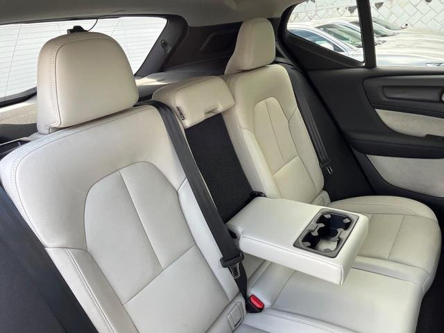 XC40 ウルトラ B4 AWD 認定中古車 AWD 白革シート harman&kardon インテリセーフ 360°ビューカメラ レーダークルーズ 純正9インチナビ 禁煙車 シートヒーター (メモリー機能付)パワーシート(12枚目)