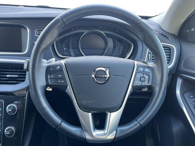 Ｖ４０ Ｄ４　モメンタム　純正ナビ　アダプティブクルーズコントロール　バックカメラ　パワーシート　純正革巻きステアリング　ステアリングスイッチ　禁煙車　純正１７インチアルミホイール　インテリセーフ　ＥＴＣ（9枚目）