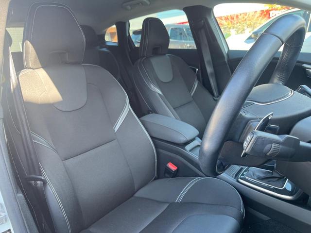 Ｖ４０ Ｄ４　モメンタム　純正ナビ　アダプティブクルーズコントロール　バックカメラ　パワーシート　純正革巻きステアリング　ステアリングスイッチ　禁煙車　純正１７インチアルミホイール　インテリセーフ　ＥＴＣ（10枚目）