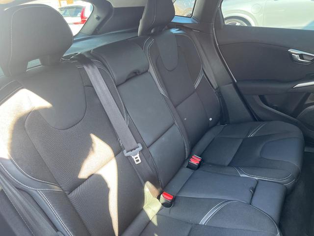 Ｖ４０ Ｄ４　モメンタム　純正ナビ　アダプティブクルーズコントロール　バックカメラ　パワーシート　純正革巻きステアリング　ステアリングスイッチ　禁煙車　純正１７インチアルミホイール　インテリセーフ　ＥＴＣ（11枚目）