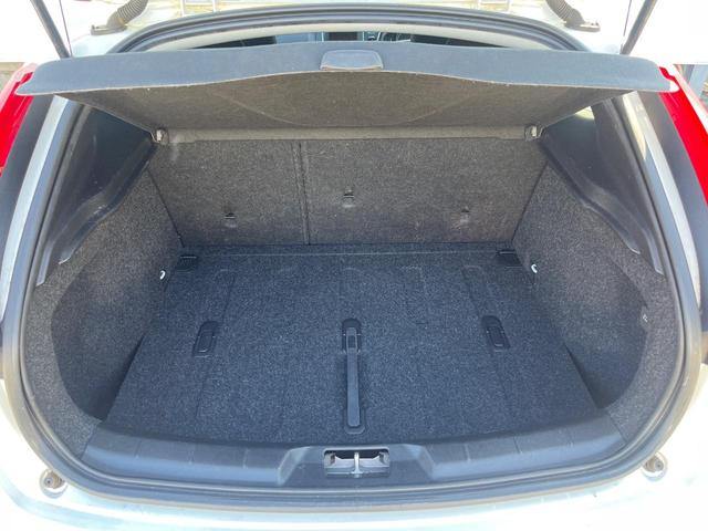 Ｖ４０ Ｄ４　モメンタム　純正ナビ　アダプティブクルーズコントロール　バックカメラ　パワーシート　純正革巻きステアリング　ステアリングスイッチ　禁煙車　純正１７インチアルミホイール　インテリセーフ　ＥＴＣ（12枚目）